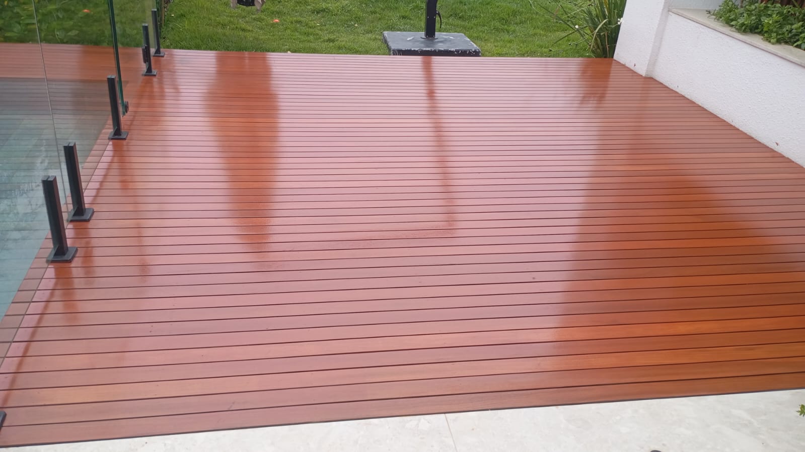 Deck de madeira restaurado com verniz