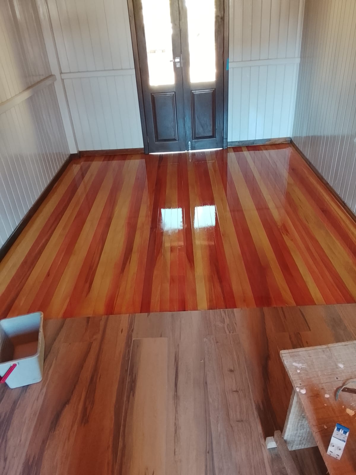 Piso de madeira com verniz aplicado